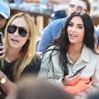 North dan Kim berpose bersama di sela acara fashion show. North sangat terobsesi dengan L.O.L. Surprise. Maka setelah tahu bakal tampil di acara ini, North sangat bersemangat mencari baju yang sesuai karakter favoritnya, kata Kim. Foto: Michael Simon/Dok. Harpers Bazaar US