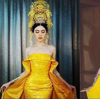 Lucunya Sine saat memarodikan gaya aktris Thailand, Davika Hoorne. Hiasan kepala Davika yang megah dan berwarna emas itu digantinya dengan memakai bebek dan beberapa potong telur. Foto: Instagram @framsook_lek_lek