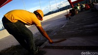 Sementara, di lokasi juga nampak beberapa pekerja yang masih merapikan bagian trotoar jembatan.