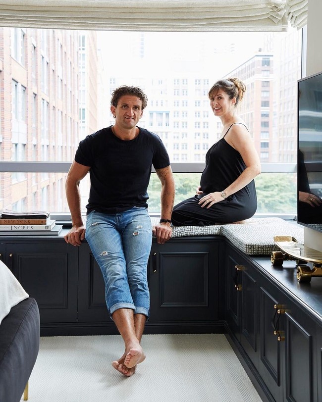 YouTuber Casey Neistat melakukan pemotretan dengan Architectural Degist beberapa waktu lalu. Ia pun memamerkan isi apartment mewahnya yang berada di Manhattan, New York City, Amerika Serikat. Foto: Instagram @archdigest