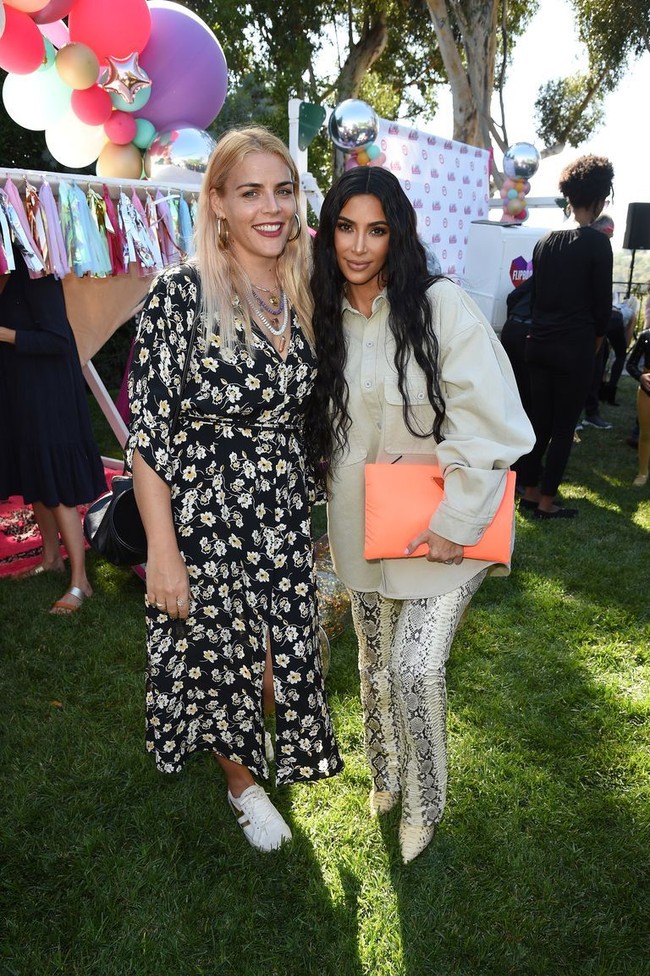 North West bukan satu-satunya anak selebriti yang beraksi di fashion show tersebut. Tampil pula anak aktris Busy Philipps dan Sara Foster. Foto: Michael Simon/Dok. Harpers Bazaar US