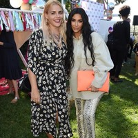 North West bukan satu-satunya anak selebriti yang beraksi di fashion show tersebut. Tampil pula anak aktris Busy Philipps dan Sara Foster. Foto: Michael Simon/Dok. Harpers Bazaar US