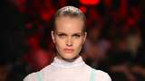 Model dengan 3 Payudara di Milan Fashion Week, Adakah di Kehidupan Nyata?