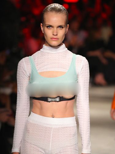 Model dengan Tiga Payudara Curi Perhatian di Milan Fashion Week