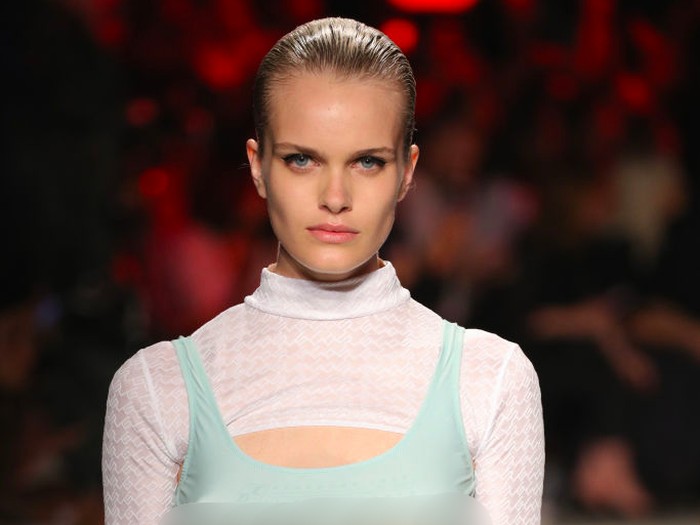 Model berpayudara tiga di Milan Fashion Week. Foto: Getty Images Model berpayudara tiga di Milan Fashion Week. Foto: Getty Images