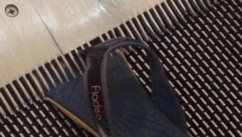 Sandal terjebak di eskalator. Foto: boredpanda