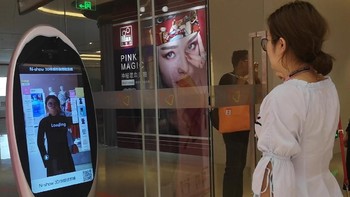 Setelah cocok melihat hasilnya, konsumen bisa langsung menggunakan smartphone untuk membeli pakaian tersebut. Pembayaran akan otomatis didebet dari akun Alipay untuk menyelesaikan transaksi. Canggih dan mudah. Foto: Rachmatunnisa/detikINET