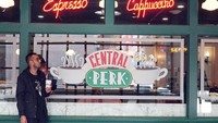 Komedian berusia 29 tahun ini memang penggemar berat serial Friends. Sambil menikmati secangkir kopi, ia berpose di depan set kafe yang ikonik dari serial Friends. Foto: Instagram @kemalpalevi