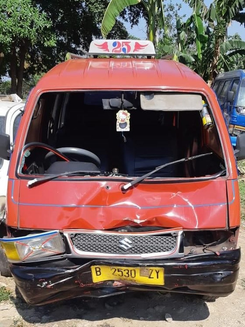 Perempuan Luka Ditabrak Angkot yang Terobos Lampu Merah di Bekasi