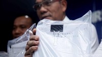 Polisi menunjukkan barang bukti yang berhasil diamankan.