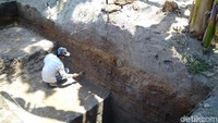 Dipilihnya lokasi ekskavasi di Dusun Balong Bayen merupakan tindak lanjut penelitian tahun 2009. Ada indikasi bahwa tempat tersebut merupakan salah satu pusat Kerajaan Mataram Kuno yang sampai kini belum ditemukan.