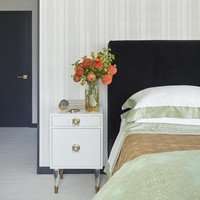 Tema keseluruhan dari apartemen itu adalah Bohemian Aristocrat. Neistat banyak memilih warna abu-abu, tak terkecuali untuk kamar tidurnya. Untuk kesan lebih segar, dihadirkan aksen warna hijau muda dan penambahan bunga. Foto: Instagram @caseyneistat