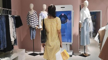 Pengalaman berbelanja pakaian juga terasa lebih menyenangkan. Tak ada lagi fitting room konservatif tempat konsumen bercermin dan mencoba helai demi helai pakaian yang diminati. Teknologi digital sudah menggantikannya dengan ruang ganti virtual. Foto: Rachmatunnisa/detikINET