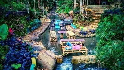 Unik! Jombang Punya Angkringan di Tengah Sungai