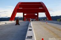 Jembatan Hamadi-Holtekamp dalam proses pembangunan.