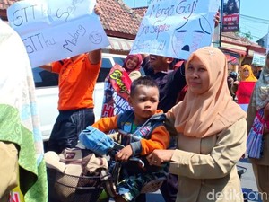 Guru Honorer se-Kabupaten Blitar Sepakat Mogok Ngajar Sepekan