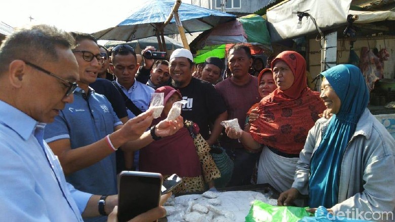 Blusukan ke Pasar di Semarang, Sandiaga Kaget Ada Tempe Sachet Blusukan ke Pasar di Semarang, Sandiaga Kaget Ada Tempe Sachet