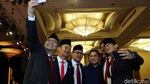 Momen Ketum Kadin Membungkuk dan Beri Penghargaan ke Jokowi