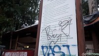 Vandalisme juga terlihat di beberapa titik. Saat detikTravel berkunjung, hanya ada satpam dan petugas parkir. Padahal, menurut warga sekitar petugas kebersihan sering muncul saat hari biasa (Shinta/detikTravel)