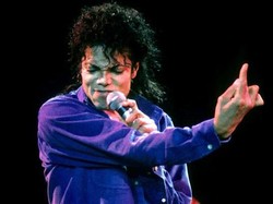 Michael Jackson Moonwalk di April