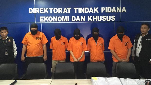Lima orang ditetapkan sebagai tersangka. Tiga orang lain diburu