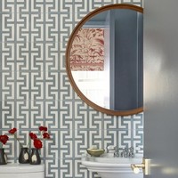 Dinding bermotif grafis membuat kamar mandi bernuansa abu-abu terlihat tidak membosankan. Apalagi dengan penambahan bunga-bunga merah sebagai penghias. Kamu tidak mengerti berapa kali seminggu aku berjalan ke sini dan berkata Aku cinta apartemen ini. Aku sudah tinggal di New York 20 tahun dan aku hanya bertahan di kota ini. Ini apartement pertama di mana aku merasa seperti tinggal di New York, tutur Neistat. Foto: Instagram @caseyneistat