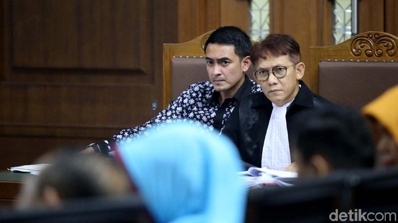 Zumi Zola Akui Terima Uang Saku USD 20 Ribu Pergi ke AS Zumi Zola Akui Terima Uang Saku USD 20 Ribu Pergi ke AS