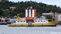 Kapal Kementerian Perhubungan pendukung program Tol Laut yakni KM. Sabuk Nusantara 100 juga nampang di teluk ini.