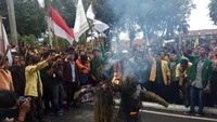 Menurut Faizil, Dirut Perum Bulog Budi Waseso sudah menegaskan kalau stok beras di gudang masih aman hingga akhir tahun. Namun Menteri Perdagangan bersikeras akan melakukan impor beras Satu Juta Ton hingga akhir September ini.