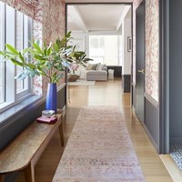 Kini jadi YouTuber kaya dan punya rumah mewah, ternyata Casey pernah mengalami masa-masa sulit. Sebelumnya ia bekerja di sebuah restoran seafood sebagai pencuci piring dan tinggal di taman trailer. Ruangan ini sendiri adalah lorong utama yang sengaja dibuat lebih berwarna namun tetap menenangkan. Foto: Instagram @caseyneistat