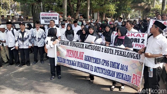 Nasib Guru Honorer Terus Menanti Diangkat Jadi PNS