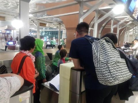 Penumpang maskapai China Airlines terlantar di Bandara Soetta
