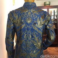 Bagi Iwan Tirta Private Collection sendiri, koleksi ini sekali lagi mempertegas bahwa batik sebagai warisan budaya Indonesia dapat relevan dengan perkembangan zaman. Batik adalah sesuatu yang tak lekang oleh waktu, seperti tokoh Mickey yang pecintanya datang dari segala usia. (Foto: Daniel Ngantung/Wolipop)
