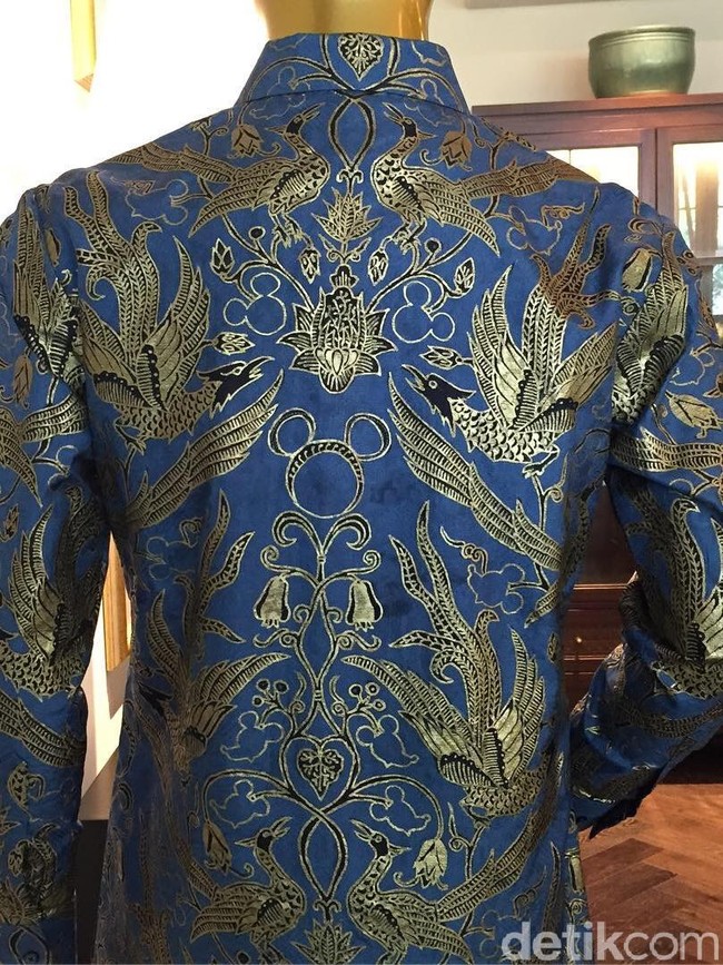 Bagi Iwan Tirta Private Collection sendiri, koleksi ini sekali lagi mempertegas bahwa batik sebagai warisan budaya Indonesia dapat relevan dengan perkembangan zaman. Batik adalah sesuatu yang tak lekang oleh waktu, seperti tokoh Mickey yang pecintanya datang dari segala usia. (Foto: Daniel Ngantung/Wolipop)