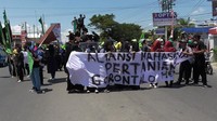 Ratusan mahasiswa se-Gorontalo yang tergabung dalam aliansi mahasiswa pertanian Gorontalo gelar aksi dengan menolak impor beras di bundaran Hulondalo Indah.