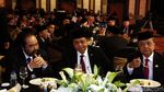 Momen Ketum Kadin Membungkuk dan Beri Penghargaan ke Jokowi