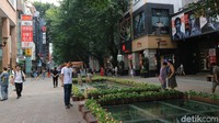 Tepat di tengah kawasan Beijing Road ini, terdapat jalanan bawah tanah kuno yang sudah dibangun sejak tiga dinasti terlebih dahulu, yaitu Dinasti Song, Ming dan Qing. Jalanan bawah tanah kuno ini dilapisi dengan kaca (Andini/detikTravel)  