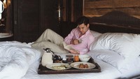 Pria yang memiliki tinggi badan 180 cm itu juga memiliki channel YouTube pribadi bernama Dimash Adilet. Saat ini channel tersebut sudah memiliki lebih dari 7 ribu subscriber.  Foto: Instagram dimashadilet