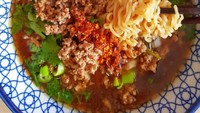 Agak istimewa, mie instan berkuah pedas ditambah daging cincang dan daun bawang cincang. Sluurp! Gurih banget!  Foto; Instagram @cooking_by_me_damsi