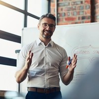 Urutan kelima paling banyak di-swipe kanan adalah pria yang pekerjaannya di dunia PR dan komunikasi. Foto: dok. IStock