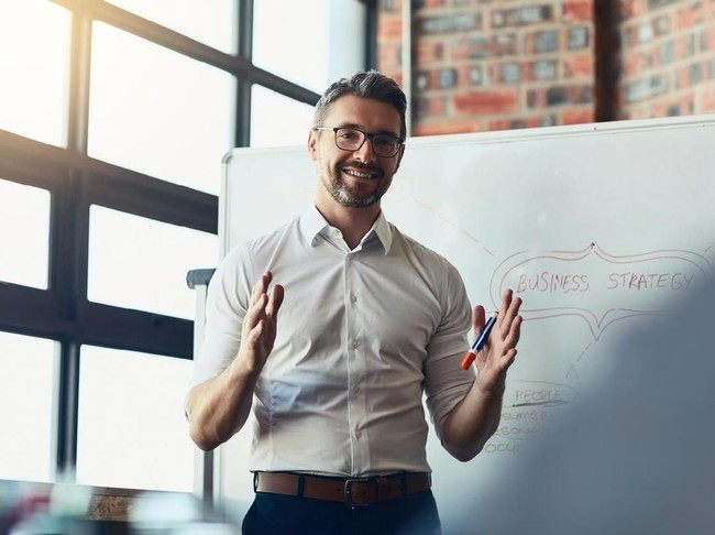 Urutan kelima paling banyak di-swipe kanan adalah pria yang pekerjaannya di dunia PR dan komunikasi. Foto: dok. IStock