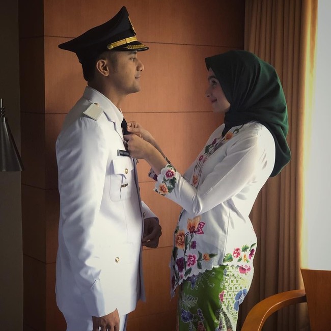 Pada pelantikan seluruh bupati dan wakil bupati Jawa Barat, penampilan Sony menarik perhatian. Ia tampil cantik berkebaya. Foto: Instagram