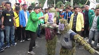 Mahasiswa membuat patung Enggar terbuat dari jerami. Mereka aksi unjuk rasa di halaman kantor Gubernur Sumatera Barat, Senin (24/09) sore. Dalam aksi itu, patung Enggar dari jerami itu dibakar.
