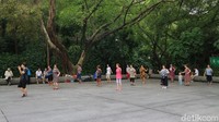 Banyak warga lokal yang melakukan berbagai macam aktivitas di taman ini. Dari berolahraga, bercengkrama, hingga menari bersama. Seru melihatnya! (Andini/detikTravel)