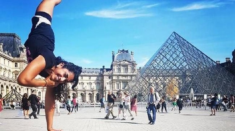 Roya, traveler difabel yang dilarang masuk dua objek wisata di Paris (@Roya Abdolhosini/Facebook) Roya, traveler difabel yang dilarang masuk dua objek wisata di Paris (@Roya Abdolhosini/Facebook)