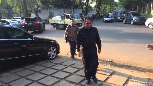 Sekjen Gerindra Ahmad Muzani di depan kediaman Prabowo Subianto.