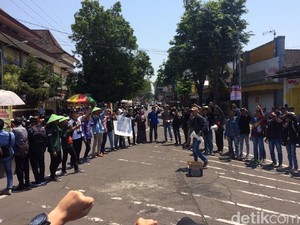 Mahasiswa Jember Demo, Kebijakan Impor Beras Sengsarakan Petani