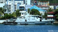 Kapal perang KRI Piton juga bersandar di teluk ini.