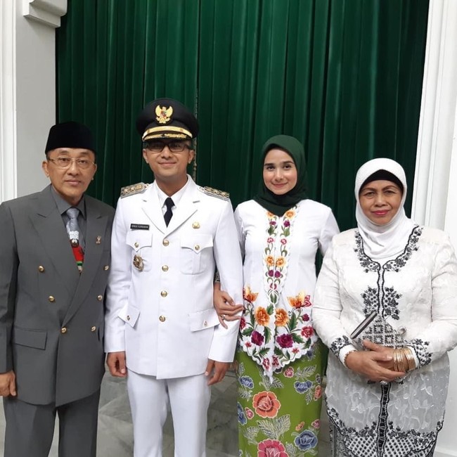 Sonya memilih kebaya bermodel encim dengan nuansa hijau dan putih. Model kebaya ini juga dipakai oleh Atalia Kamil saat suaminya dilantik jadi Gubernur Jawa Barat beberapa lalu. Foto: Instagram