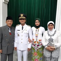 Sonya memilih kebaya bermodel encim dengan nuansa hijau dan putih. Model kebaya ini juga dipakai oleh Atalia Kamil saat suaminya dilantik jadi Gubernur Jawa Barat beberapa lalu. Foto: Instagram